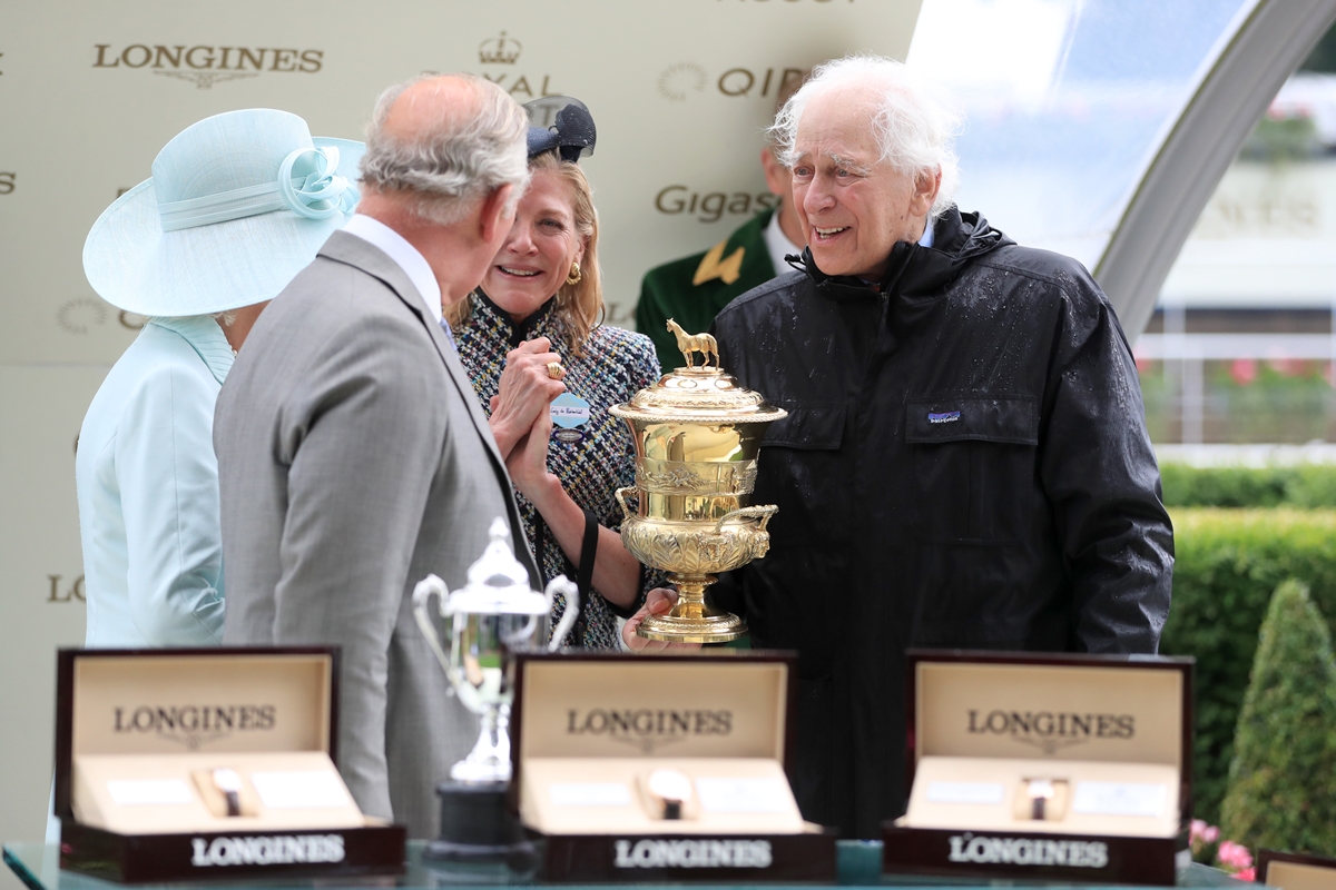 Evelyn de Rothschild recebe troféu de Charles (príncipe de Gales, à época) no Royal Ascot em junho de 2019