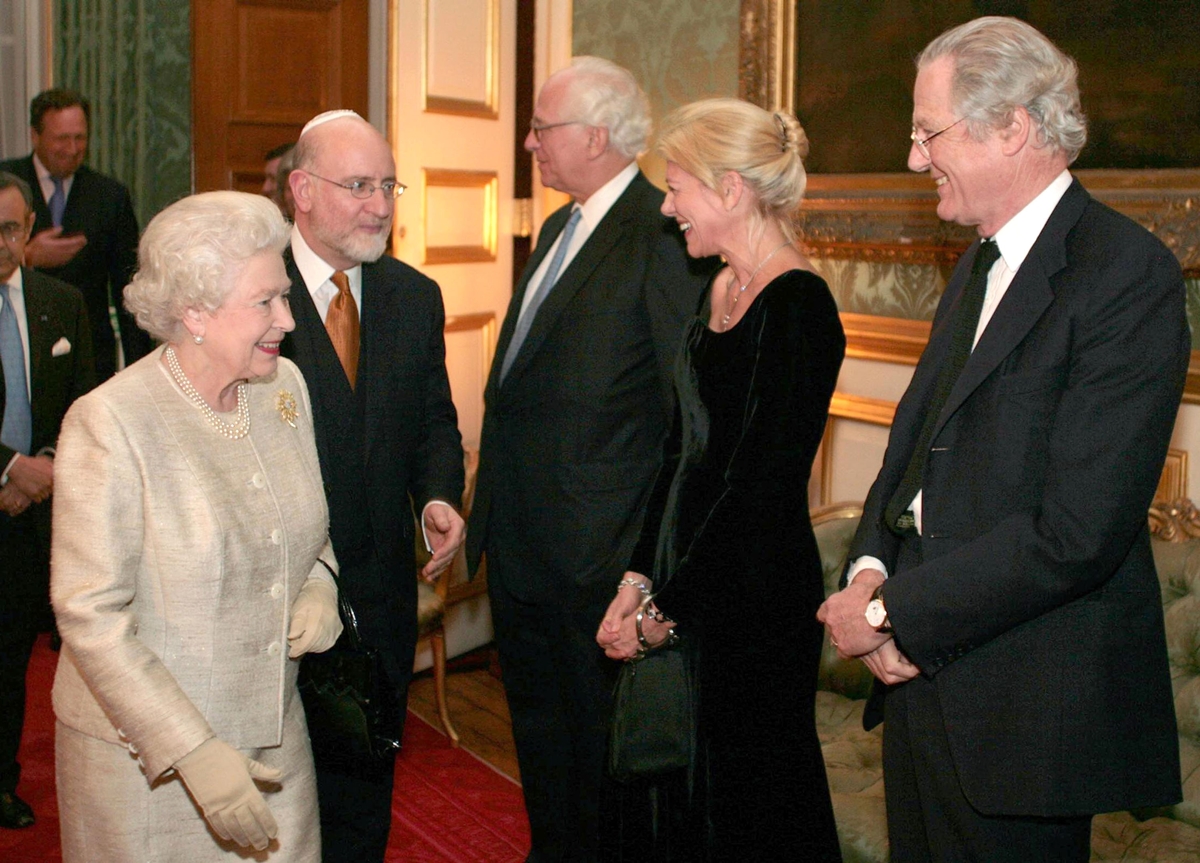 A rainha Elizabeth II encontra Sir Evelyn de Rothschild, Lady Rothschild e o barão Eric de Rothschild durante uma recepção no Palácio de St James em Londres