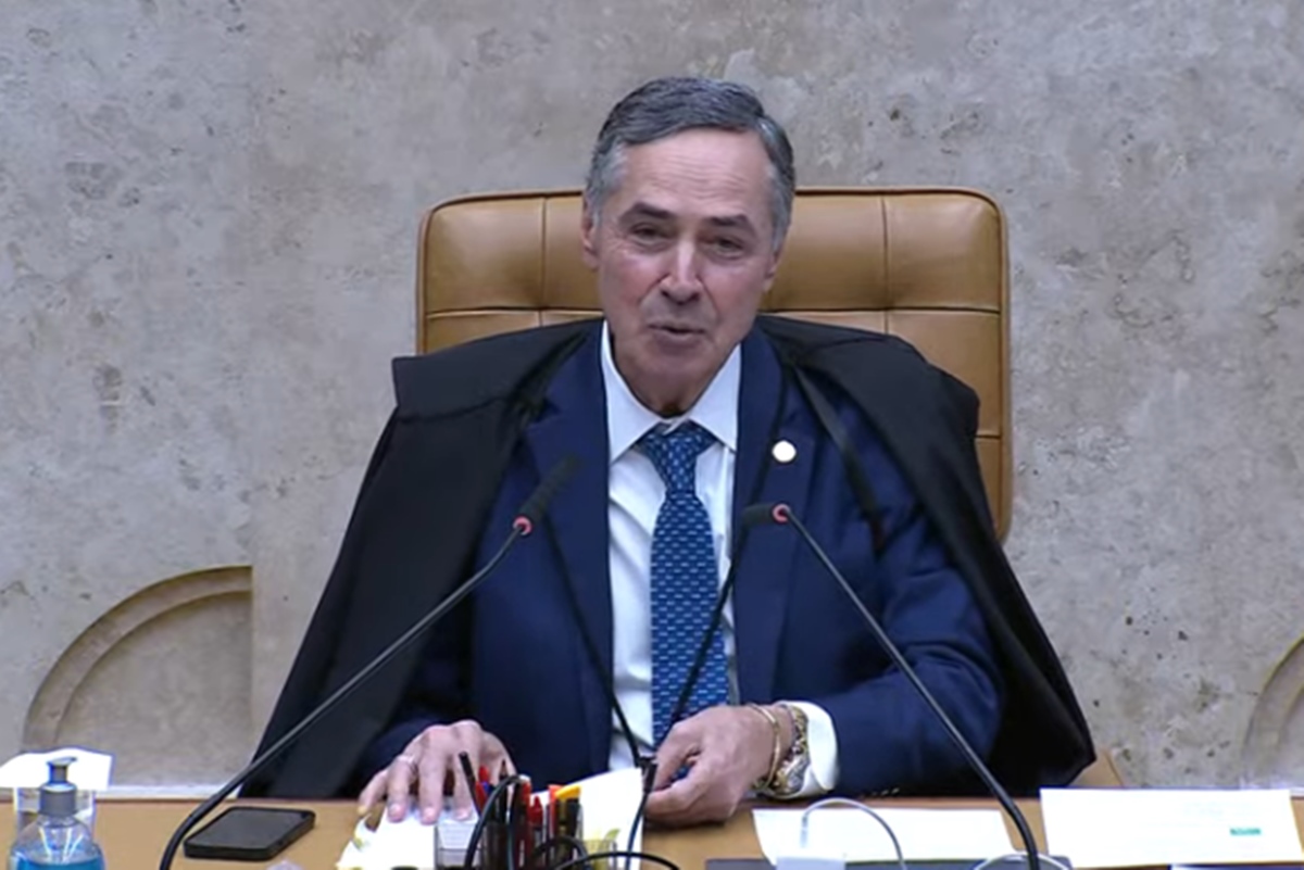 Imagem colorida de Luís Roberto Barroso, do STF, com gravata azul da Corte Constitucional