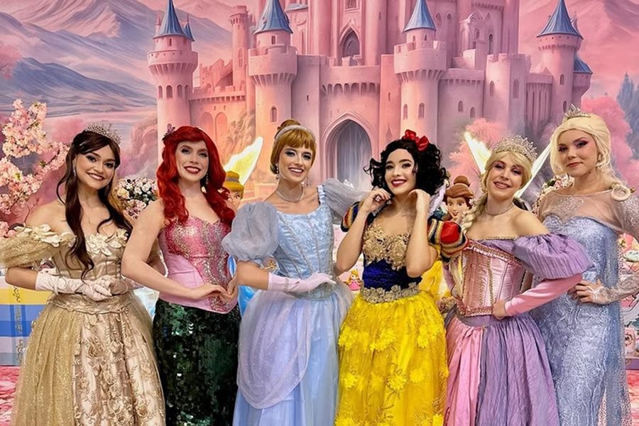 Na imagem colorida, várias princesas da Disney posam juntas em fundo rosa - Metrópoles 