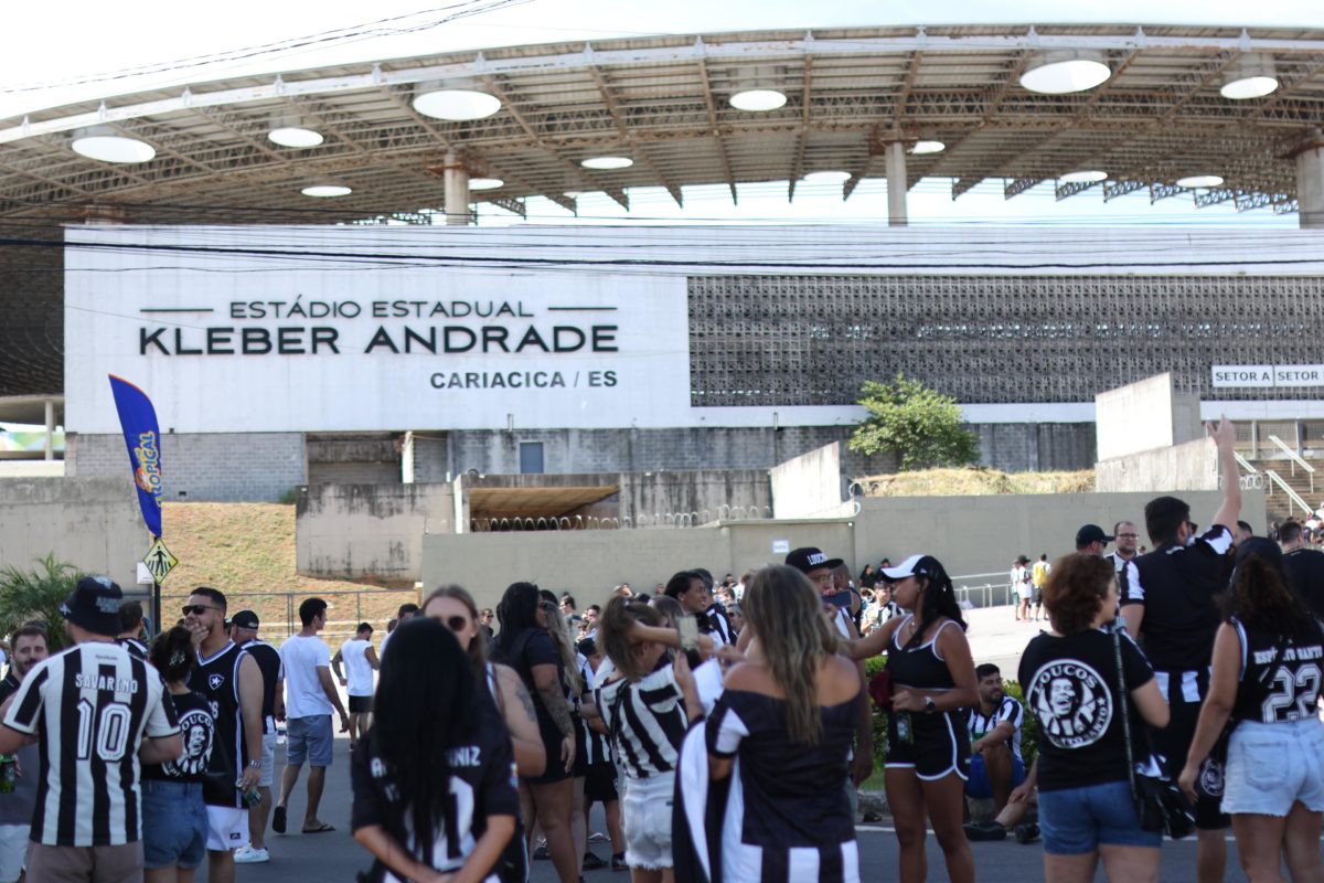 Torcida do Botafogo marca presença em jogo com Madureira em Cariacica