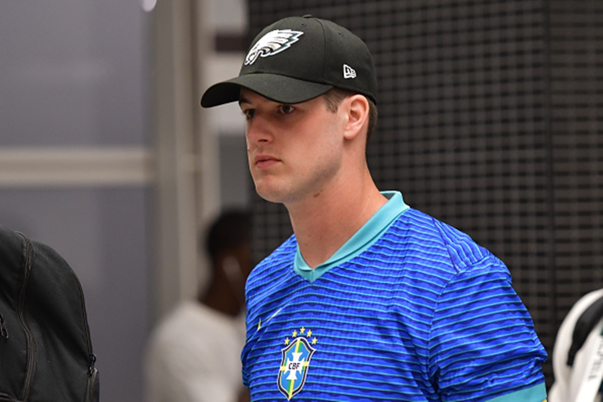 Imagem colorida de Tanner Mckee com camisa do brasil - Metrópoles