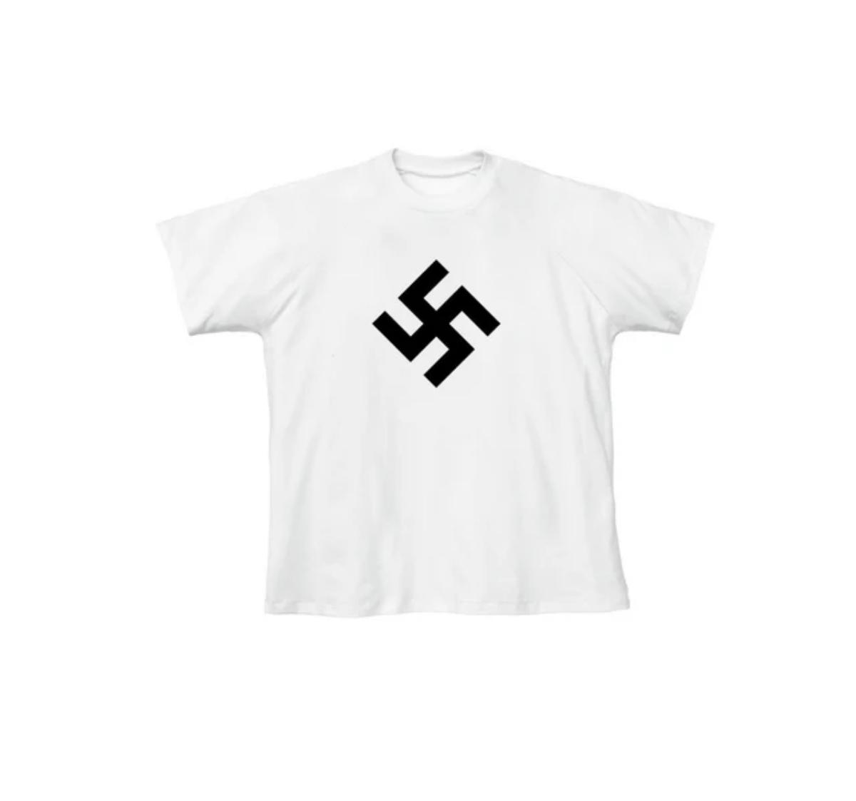 Na imagem com cor, foto de camiseta nazista da marca de Kanye West (ye) - metrópoles 