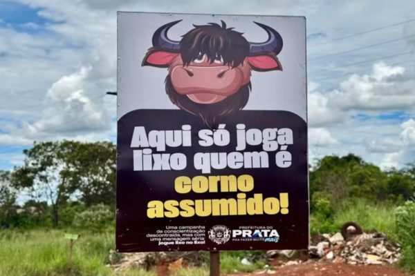 Foto colorida de placa usada para conscientizar população sobre descarte de lixo - Metrópoles