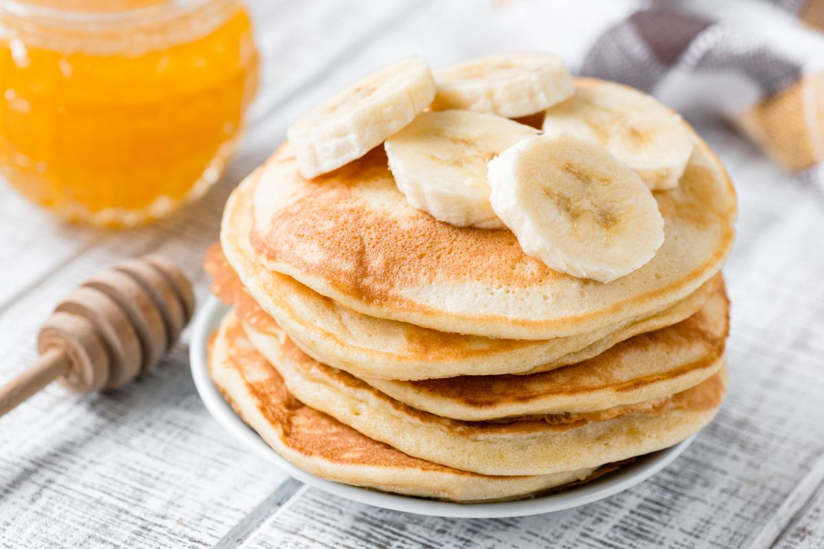 Foto colorida de uma panqueca de banana - Metrópoles