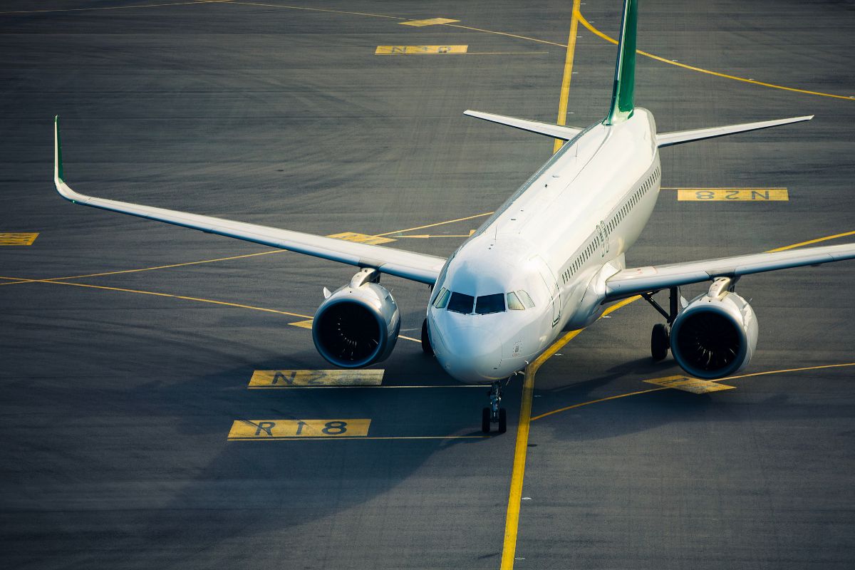 Foto colorida de um avião - Metrópoles