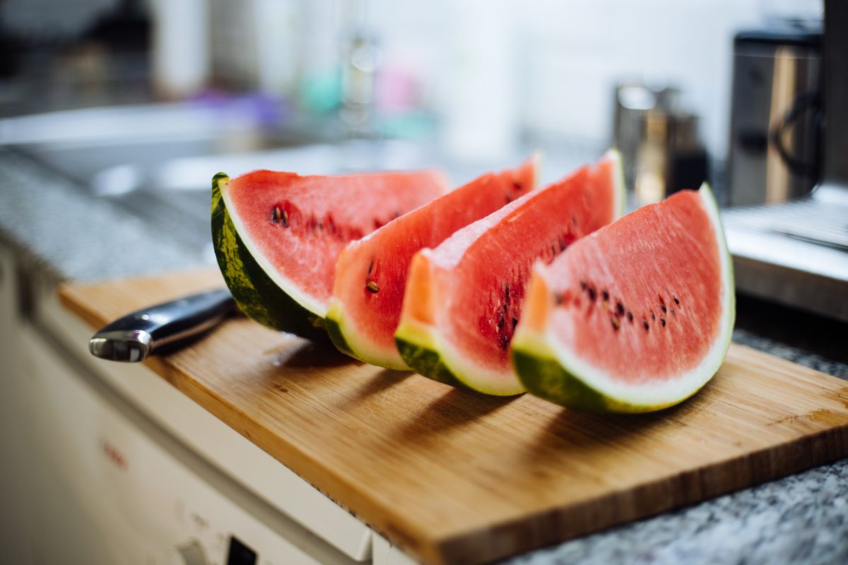 O tesouro para a saúde que as pessoas jogam no lixo ao comer melancia