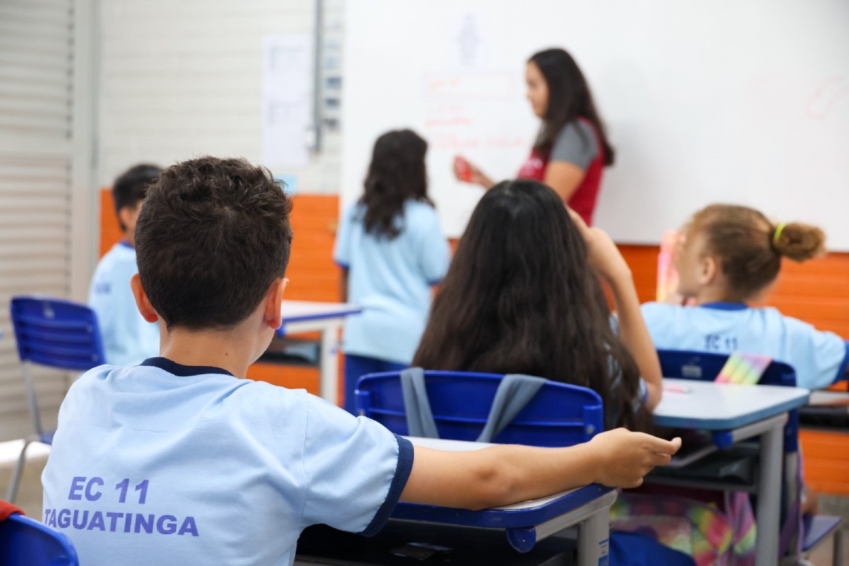 Fotografia colorida mostrando alunos em sala de aula-Metrópoles