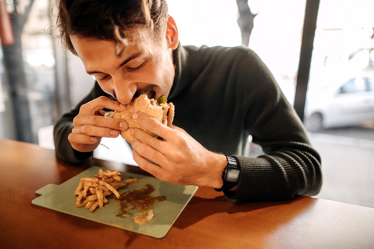Comer rápido faz mal para a saúde? Saiba mitos e verdades