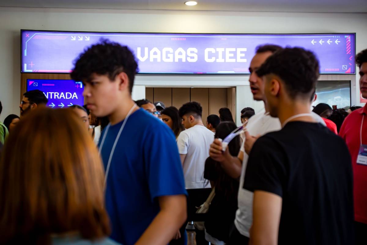 Fotografia colorida mostrando pessoas em evento de vagas de estágio-Metrópoles