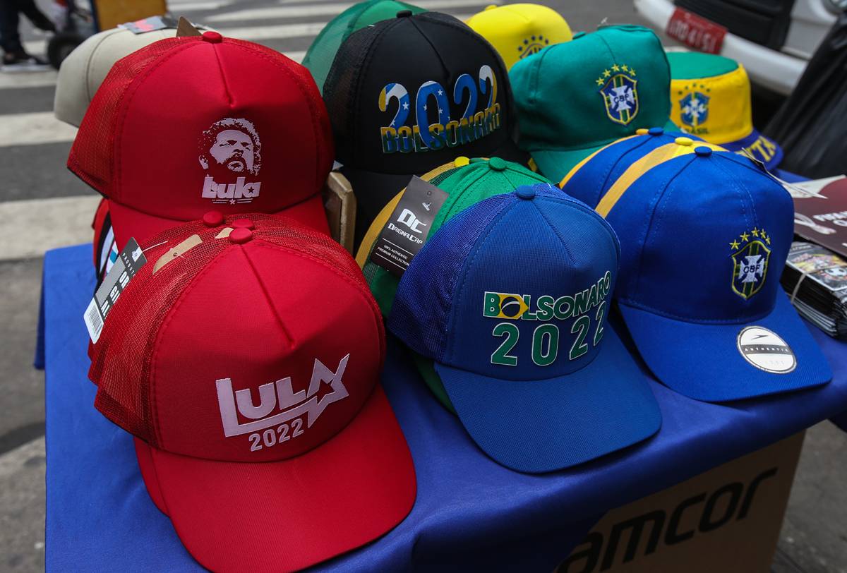 Bonés de Lula e Bolsonaro para as eleições de 2022 - Metrópoles