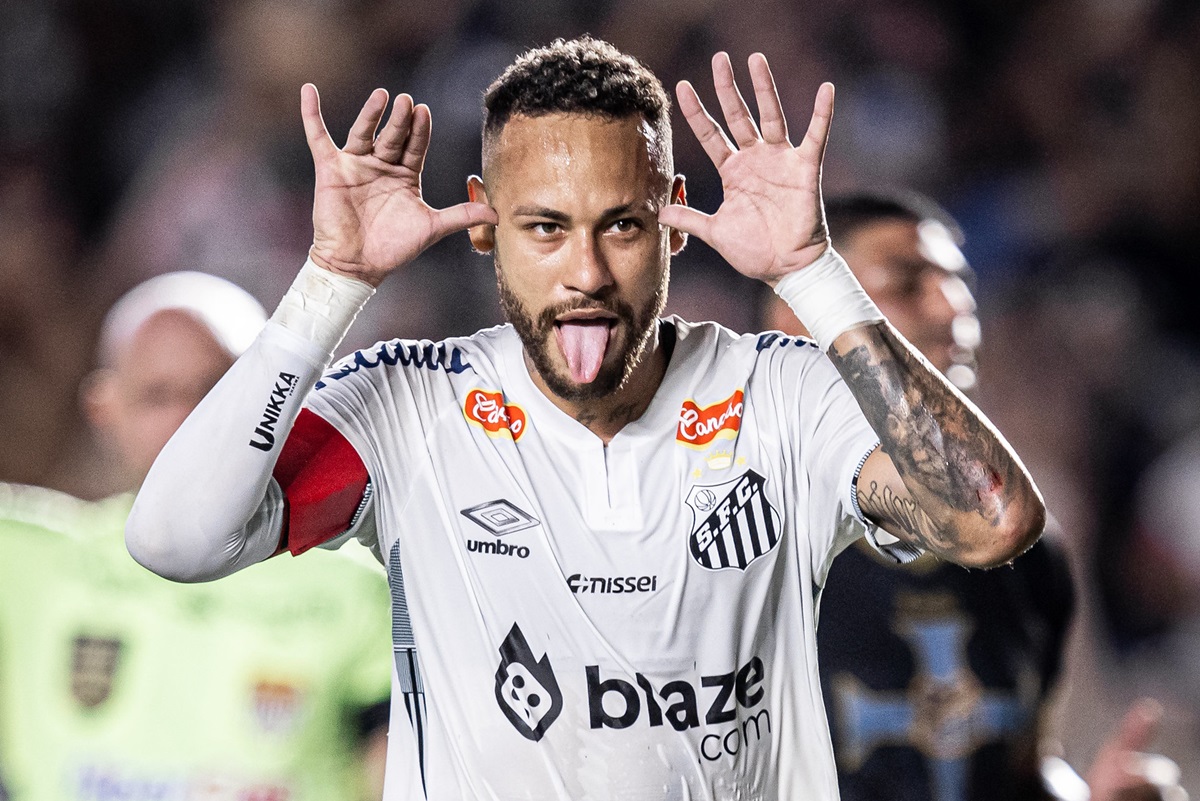 Vídeo: Neymar marca gol olímpico após provocar torcida adversária