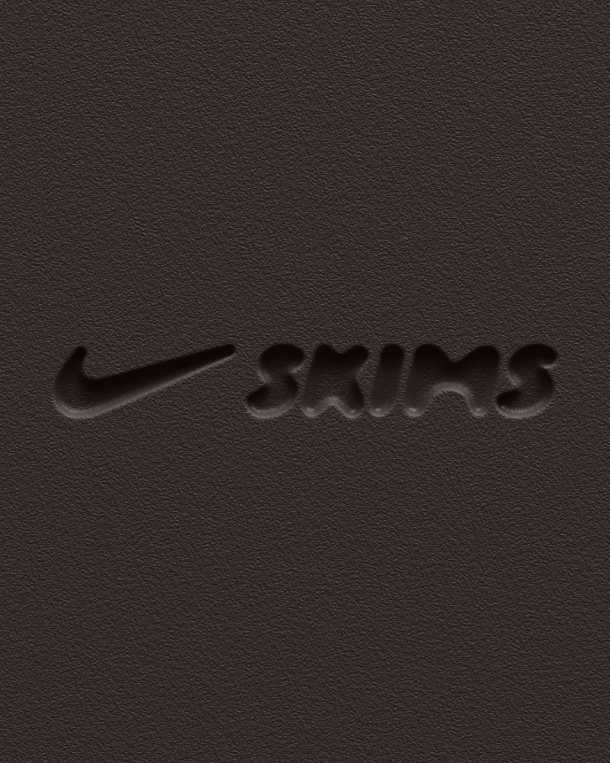 A imagem mostra a logo da Nike ao lado da tipografia da marca skims