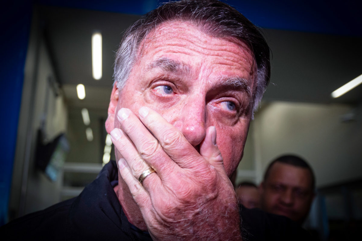 Bolsonaro acorda hoje mais perto da prisão ou do exílio