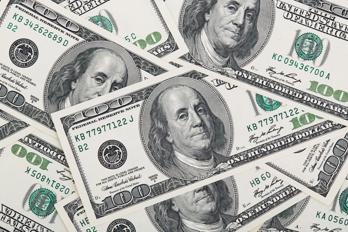 Dólar abre em alta com votação sobre IOF e Powell no Senado dos EUA