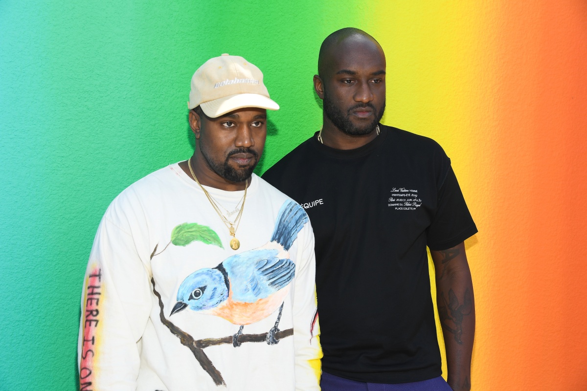 A imagem mostra o designer Virgil Abloh ao lado do rapper Kanye West