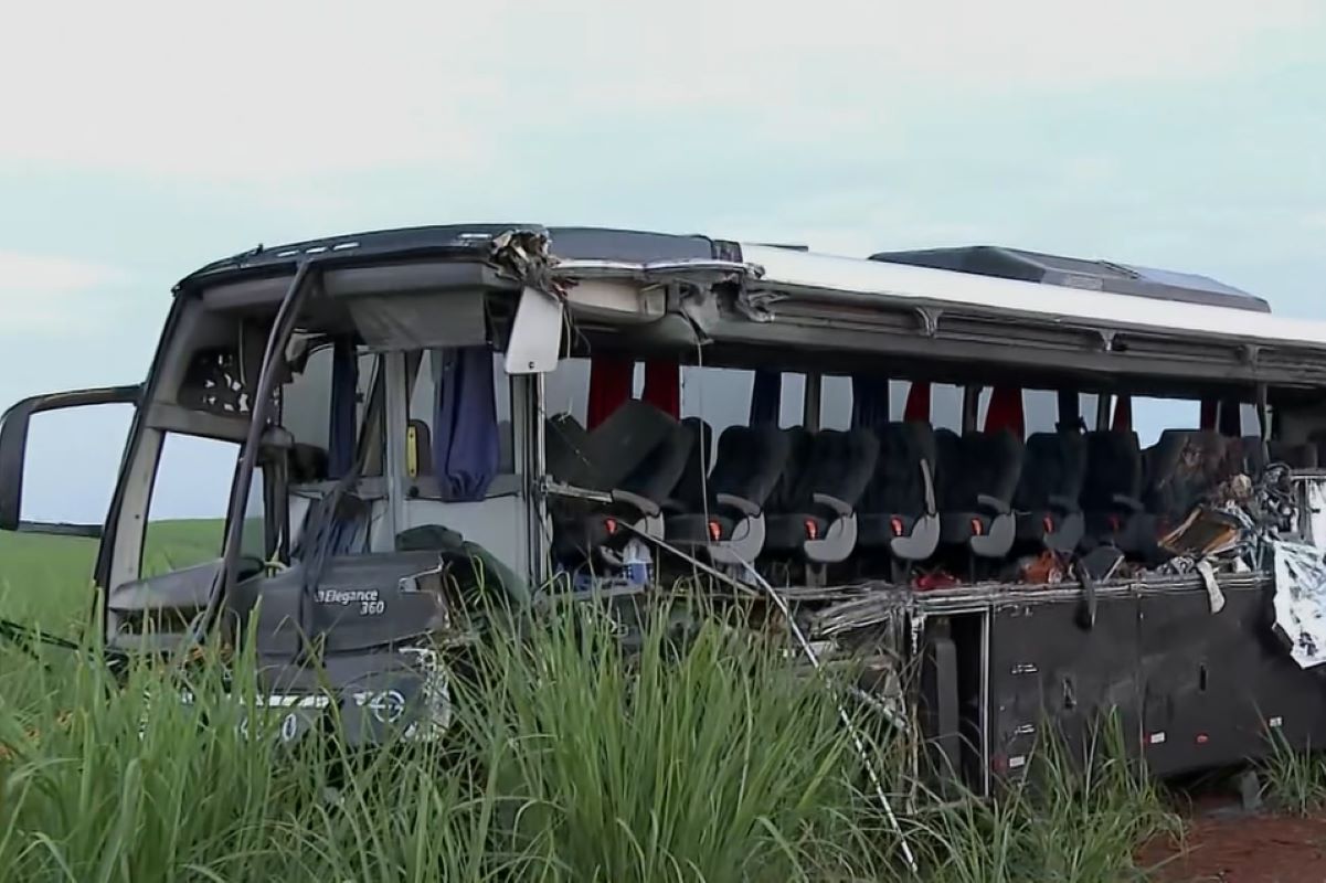 Imagem colorida mostra destroços de ônibus incendiado após acidente - Metrópoles