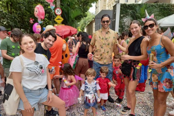 Foto colorida de adultos e crianças curtindo bloco de Carnaval em São Paulo - Metrópoles