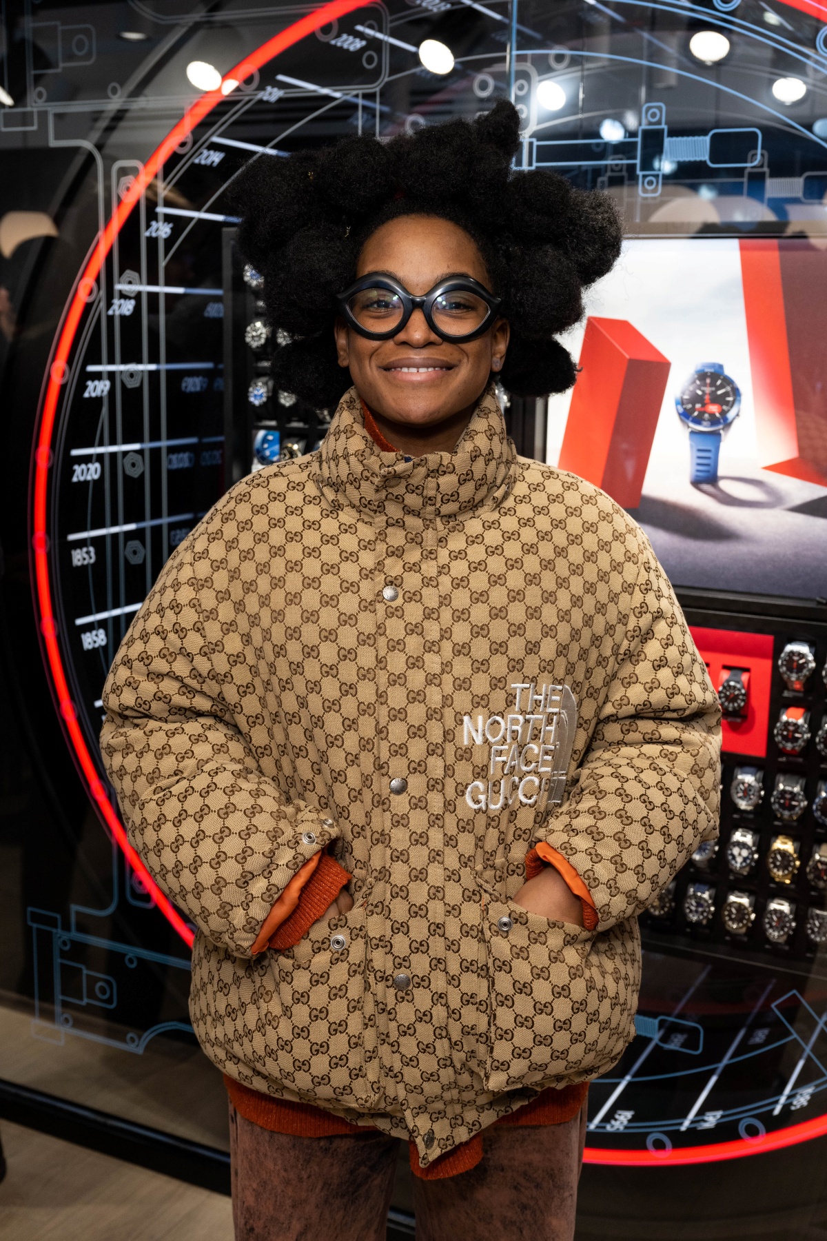 A imagem mostra uma mulher negra vestindo um casaco da The North Face em colaboração com a Gucci