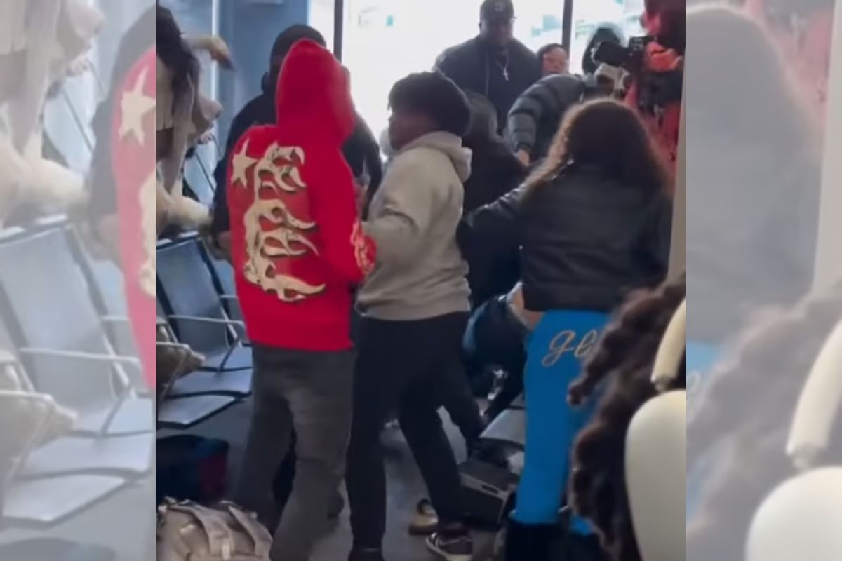 Foto colorida de pessoas brigando no aeroporto - Metrópoles