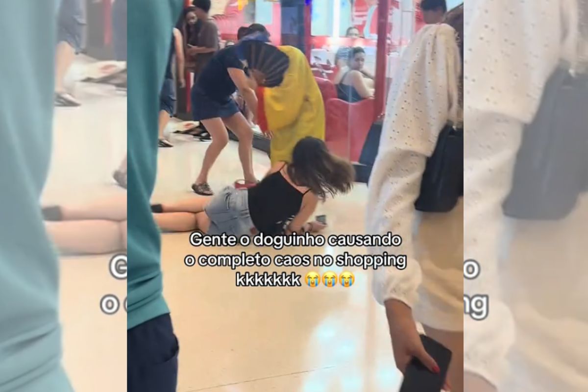 Foto colorida de uma mulher caindo no chão do shopping - Metrópoles