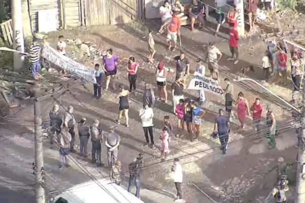 Moradores protestam contra reintegração de posse em Guarulhos (SP) - Metrópoles