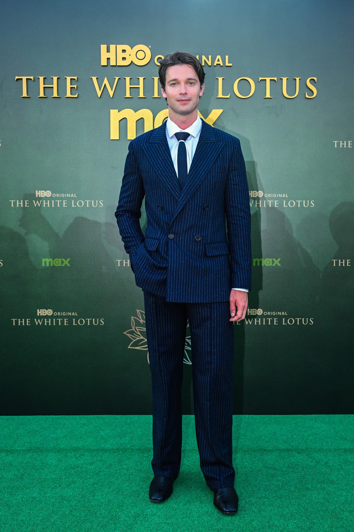 Patrick Schwarzenegger white lotus estilo - metrópoles