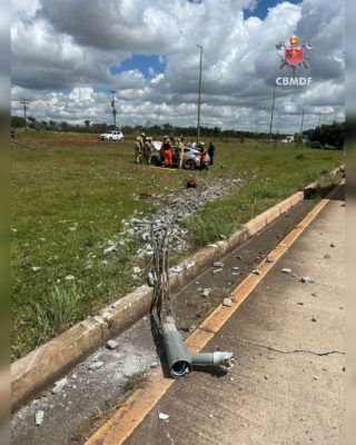 Carro bate e derruba poste de iluminação em EPIA Sul