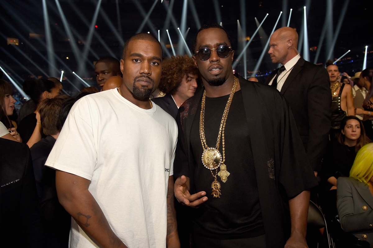 Look de Kanye West em apoio a P. Diddy remete às polêmicas festas