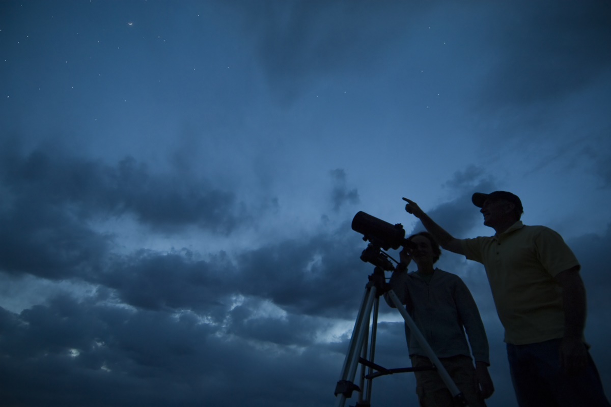 Pessoas observam o céu através de telescópio - Metrópoles 