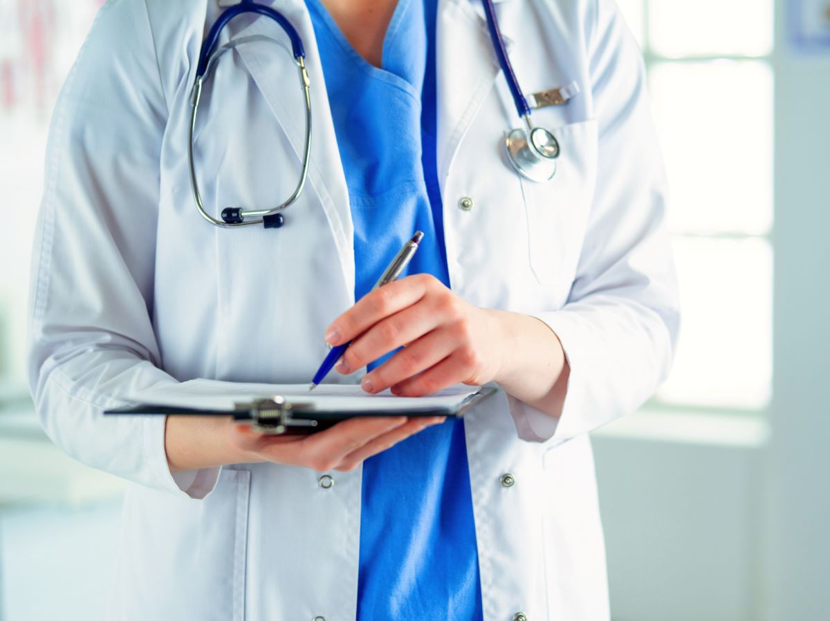 Operação Hipócrates: falso médico dava plantão e atendia crianças