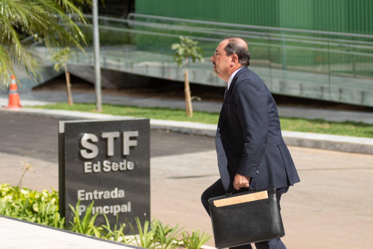 Celso Vilardi, advogado de Jair Bolsonaro, chega ao STF para reunião com ministro Alexandre de Moraes Metrópoles