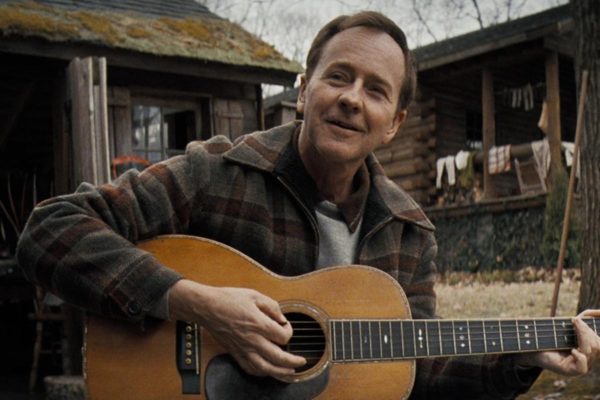 Edward Norton como Pete Seeger em Um Completo Desconhecido - Metrópoles