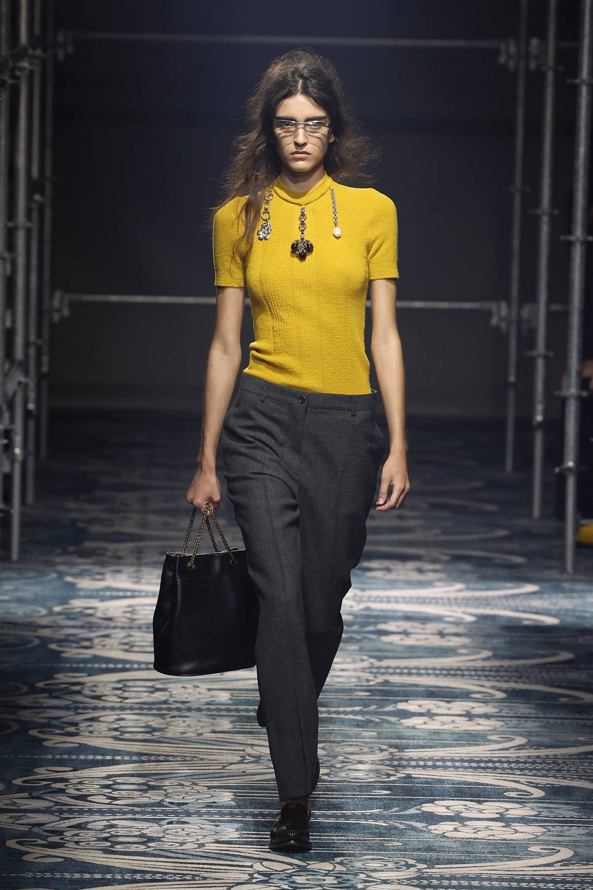 Modelo na passarela do desfile de outono/inverno 2025/26 feminino da Prada, em Milão - Metrópoles