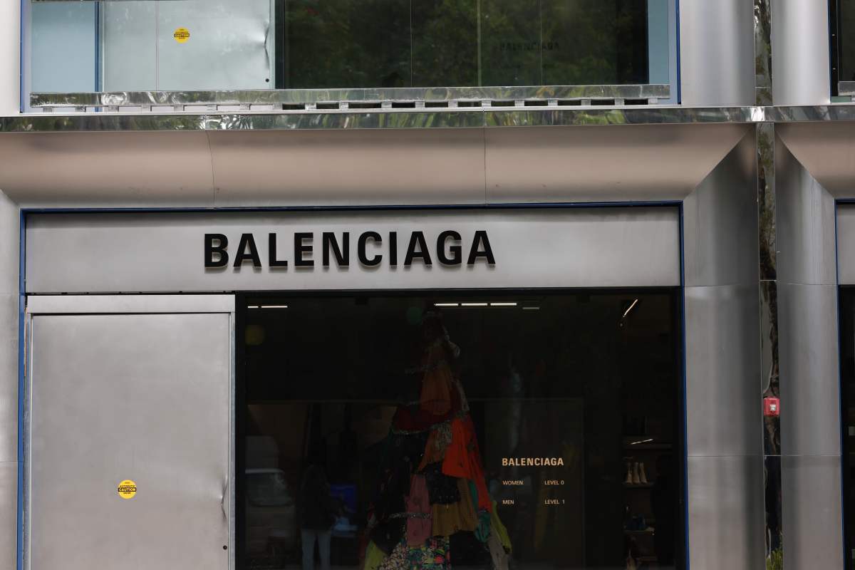 A imagem mostra a fachada da loja Balenciaga