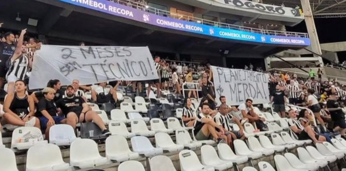 Imagem colorida da faixa da torcida do Botafogo - Metrópoles 