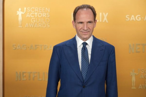 Foto colorido de Ralph Fiennes, de Conclave - Metrópoles