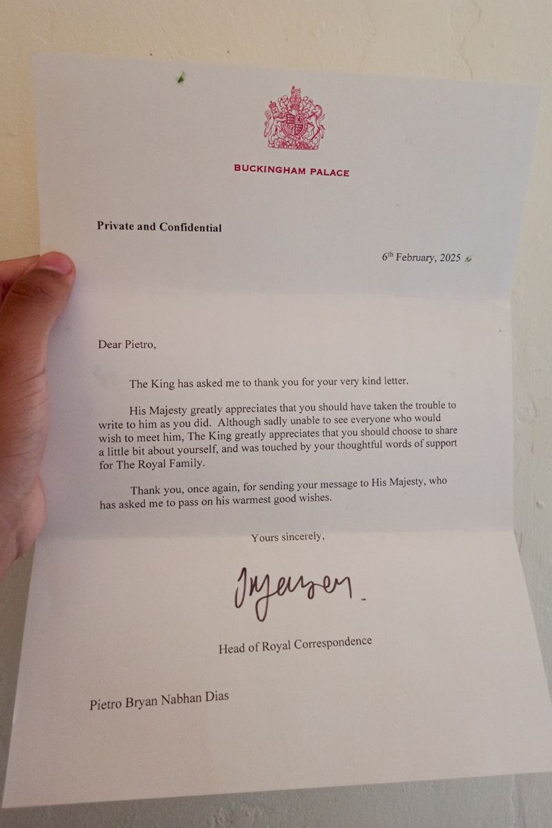 Foto de carta enviada do Palácio de Buckingham - Metrópoles