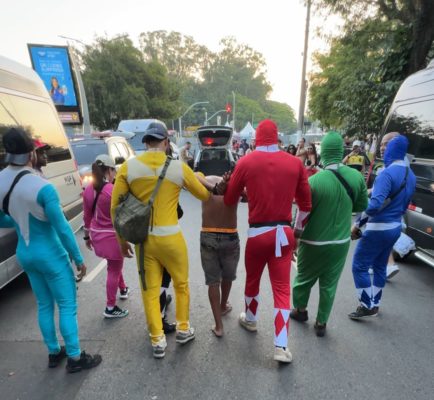 Policiais vestidos de Power Rangers prendem ladrão de celular