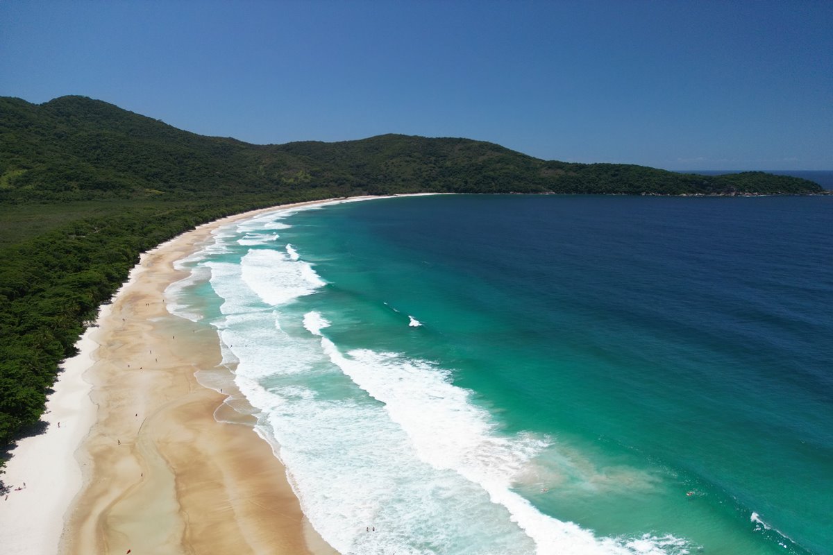 Foto colorida de praia - Metrópoles