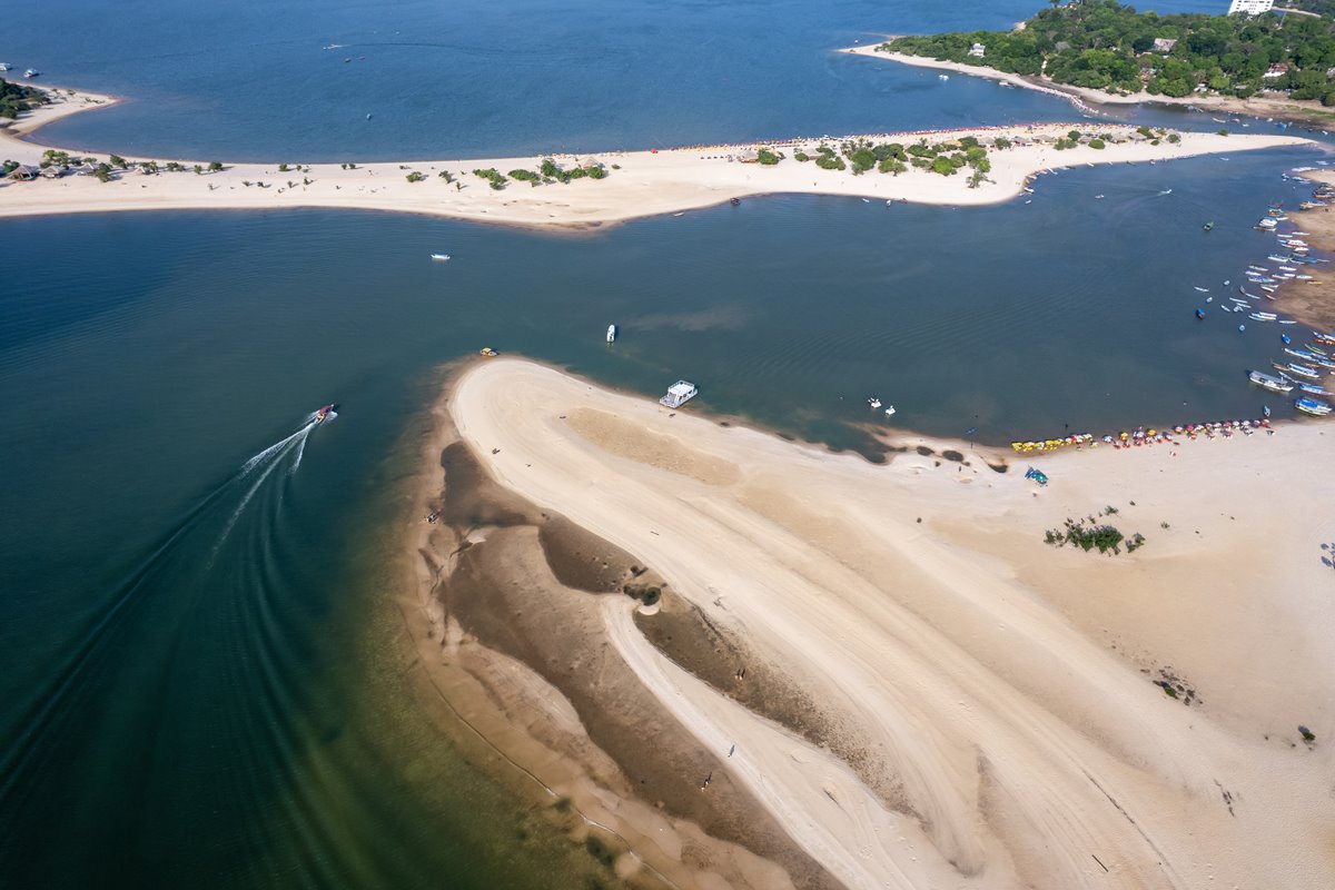 Foto colorida de praia - Metrópoles