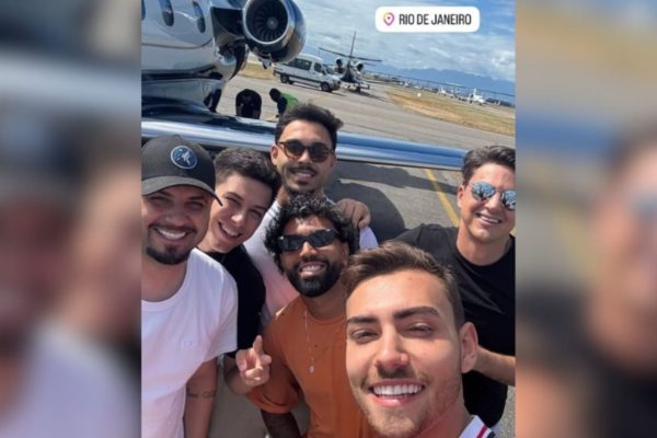 Foto colorida de Gabigol, ao lado de filho de dono da SAF do Cruzeiro, no Rio de Janeiro - Metrópoles