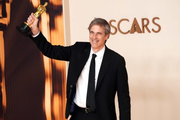 Foto colorida de Walter Salles no Oscar - Metrópoles