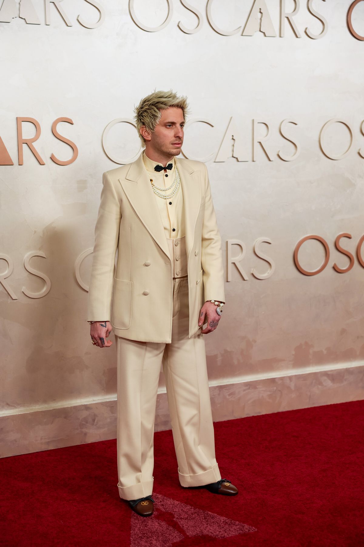 Andrew Watt no tapete vermelho do Oscar 2025 - Metrópoles