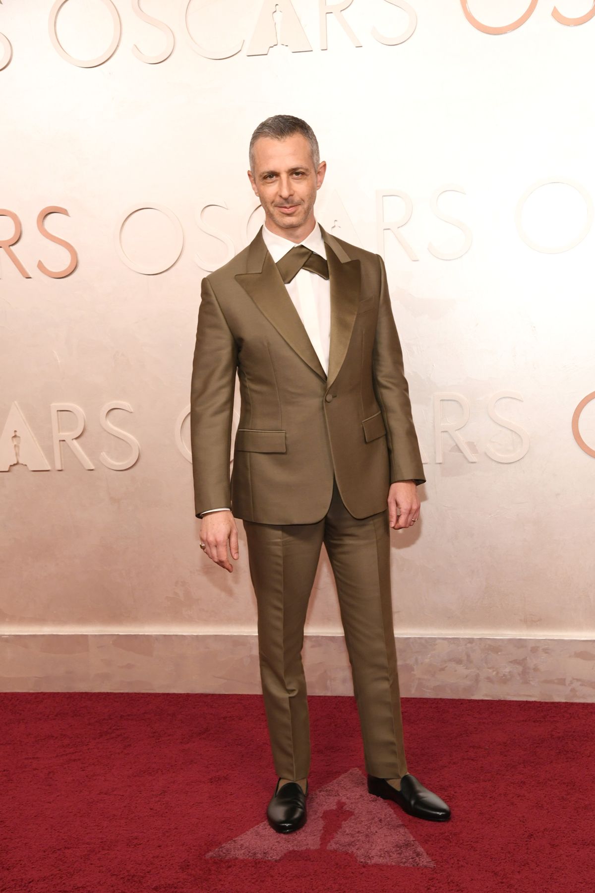 Jeremy Strong no tapete vermelho do Oscar 2025 - Metrópoles