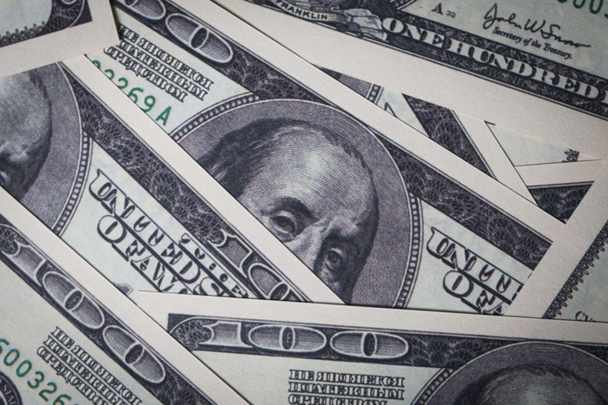 Dólar recua com alívio em tarifaço, PIB dos EUA e Caged no Brasil