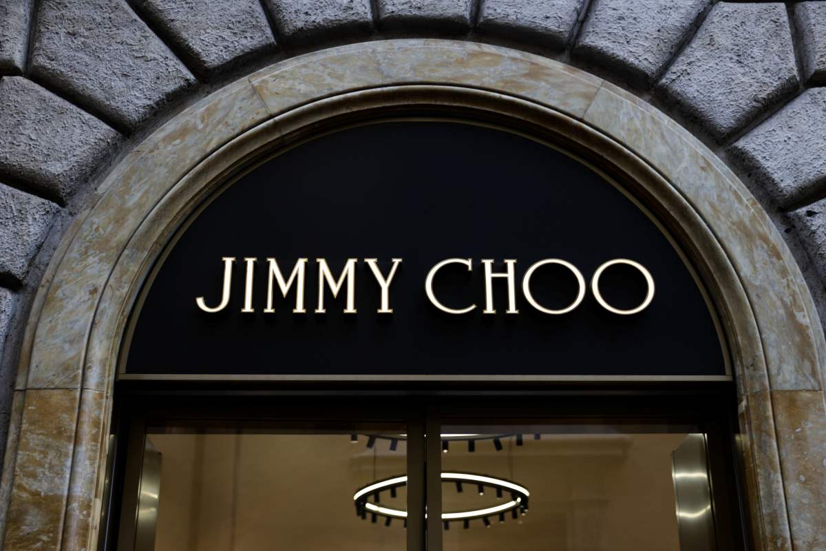 A imagem mostra a fachada de uma loja da Jimmy Choo