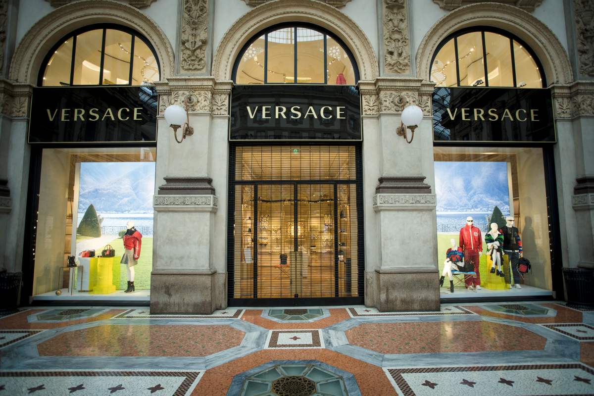 A imagem mostra a entrada de uma loja da Versace