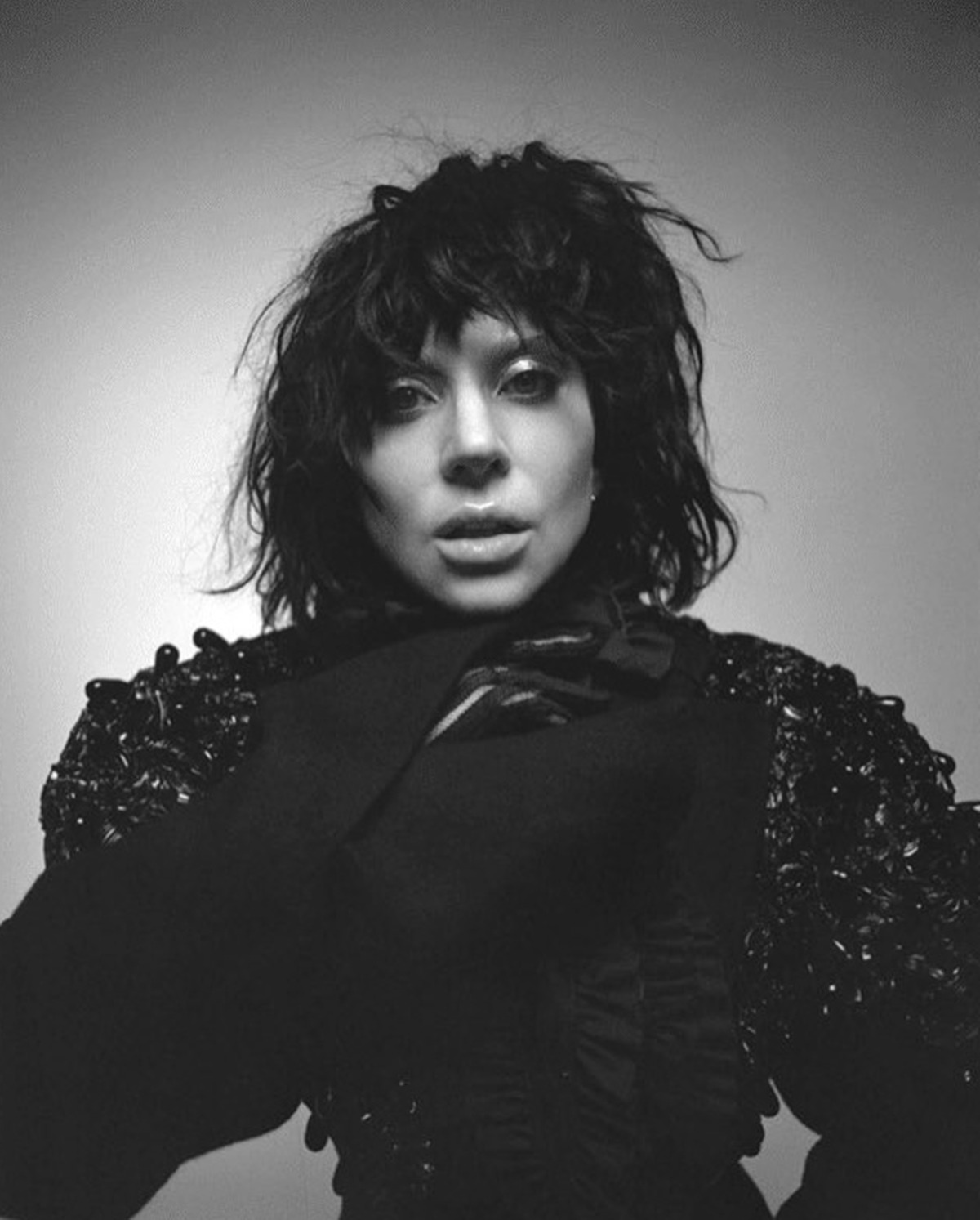 Lady Gaga enfrenta problema com microfone em festival: “Canto ao vivo”