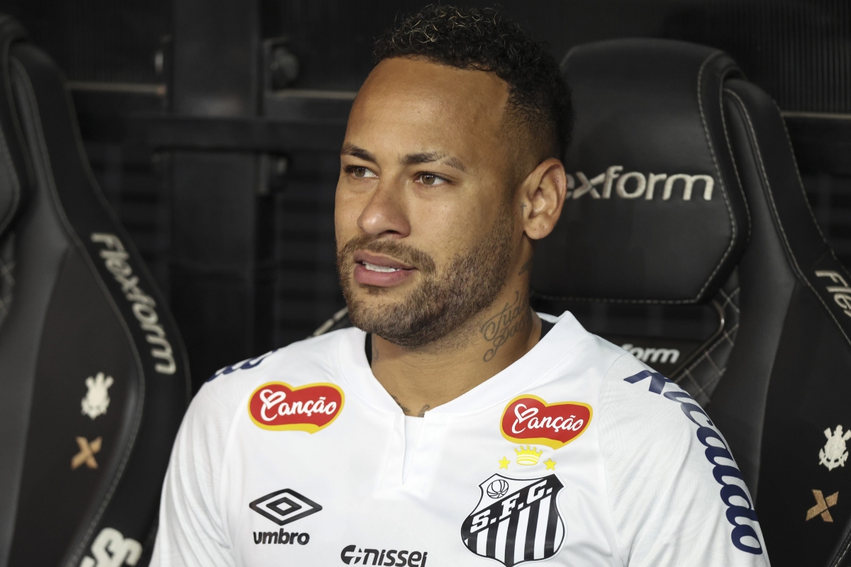 Neymar sente lesão, chora e deixa jogo no primeiro tempo. Assista